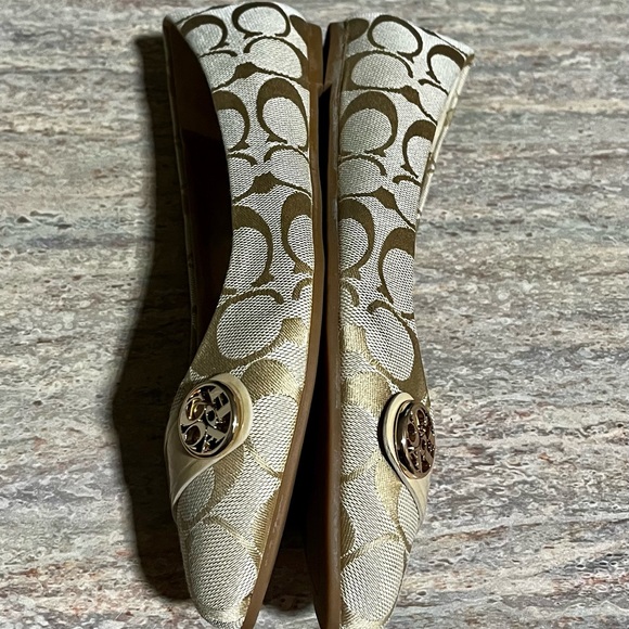 Coach Onida beige and gold monogram C pointy flat shoes - Picture 11 of 16